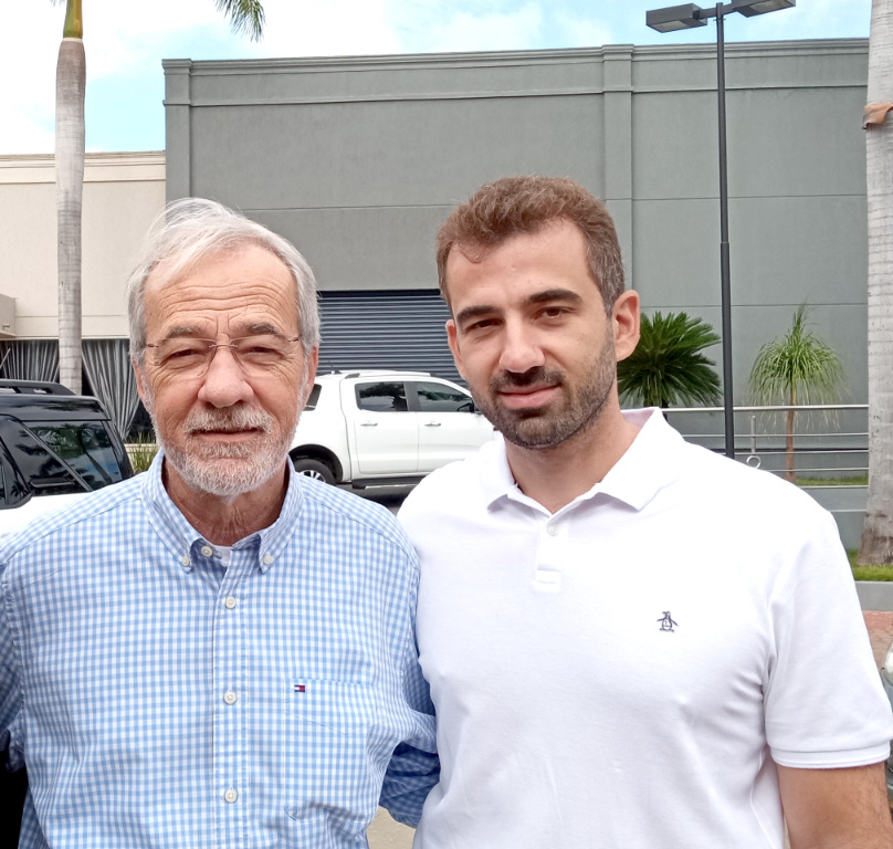 Ontem, o primeiro dia de outubro trouxe uma ocasião especial para o empresário Euclides Facchini Filho, diretor-presidente da Facchini. Conhecido pelos amigos como Kid, ele celebrou mais um ano de vida e recebeu o carinho da esposa Carmen, dos filhos, das noras e da neta, além dos cumprimentos de quem acompanha sua trajetória. Sua dedicação à empresa, a capacidade de enxergar novos caminhos e a integridade com que conduz os negócios são marcas de uma história de grandes realizações. Ao aniversariante, nossos votos de saúde, fé e novas conquistas, com muitos momentos felizes em família. Parabéns, Kid! Na foto Kid Facchini ao lado e seu filho Estéfano.