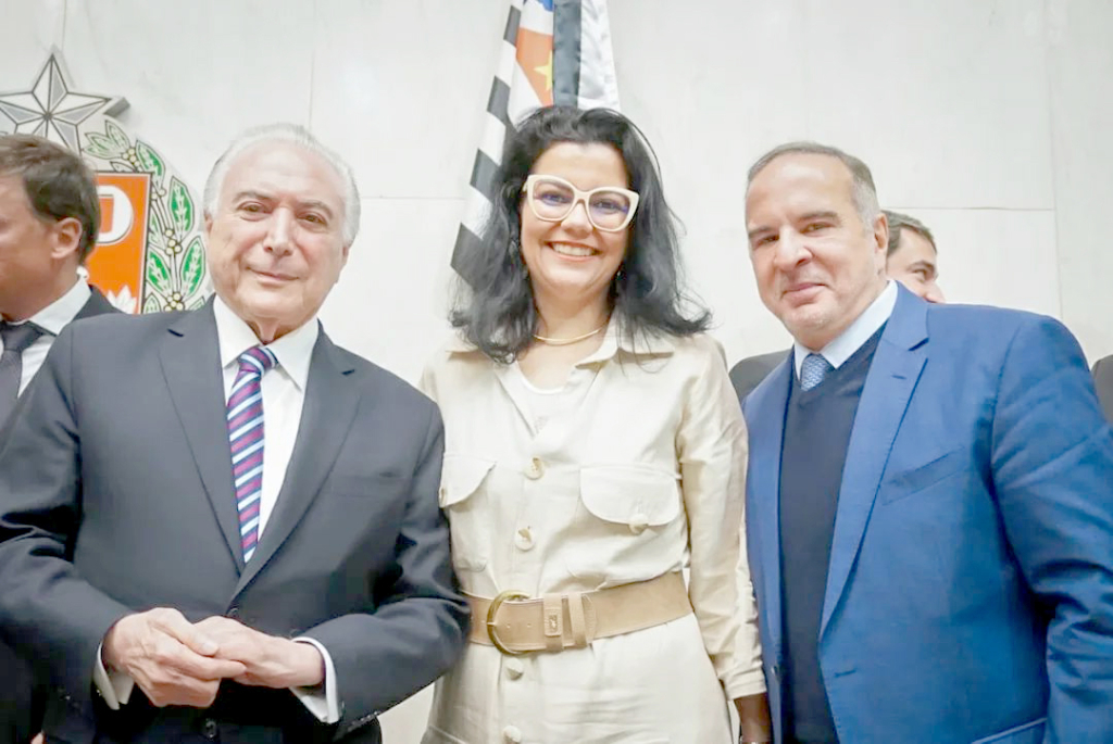 Na foto, Karina do Carmo, advogada e presidente do ILP (Instituto do Legislativo Paulista), juntamente à Michel Temer, ex-presidente da república e Murillo de Aragão, presidente do IBDL e CEO da Arko Advice em evento ocorrido na Alesp nos dias 29 e 30 de agosto.
1º Congresso Brasileiro de Direito Legislativo.
A Alesp (Assembleia Legislativa do Estado de São Paulo) realizou nos dias 29 e 30 de agosto o 1º Congresso Brasileiro de Direito Legislativo. O evento, realizado pelo ILP (Instituto do Legislativo Paulista) em conjunto com o IBDL (Instituto Brasileiro de Direito Legislativo) debateu a judicialização do processo legislativo em âmbito estadual. Os temas foram alvos de intenso debate pelos participantes, que incluíram ministros, juristas, advogados e importantes personagens no cenário púbico e político. A palestra de abertura foi realizada, pelo ex-presidente da República Michel Temer. Além de Temer, o encontro contou com a participação do ministro do Supremo Tribunal Federal, Luís Roberto Barroso, e o encerramento ficou a cargo do presidente do IBDL e CEO da Arko Advice, Murillo de Aragão. Tudo isso aconteceu sob o comando de Karina do Carmo presidente do Instituto Legislativo Paulista. 
