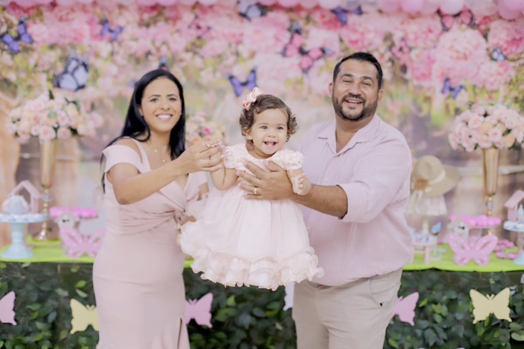  Os parabéns de hoje são dedicados a princesinha Luisa Filassi de Carvalho que celebrou seu primeiro aninho de vida no dia 26 de outubro e reuniu amigos, familiares e convidados para uma festinha super especial que aconteceu no Buffet Canto do encanto na última sexta-feira, 29. O tema escolhido foi o Jardim encantado de Luísa. Os pais de Luísa Rogério Filassi de Carvalho e Janaina Rodrigues de Carvalho eram pura alegria e gratidão pelo milagre realizado em suas vidas que atende pelo nome de Luísa. Viva a pequena Luísa