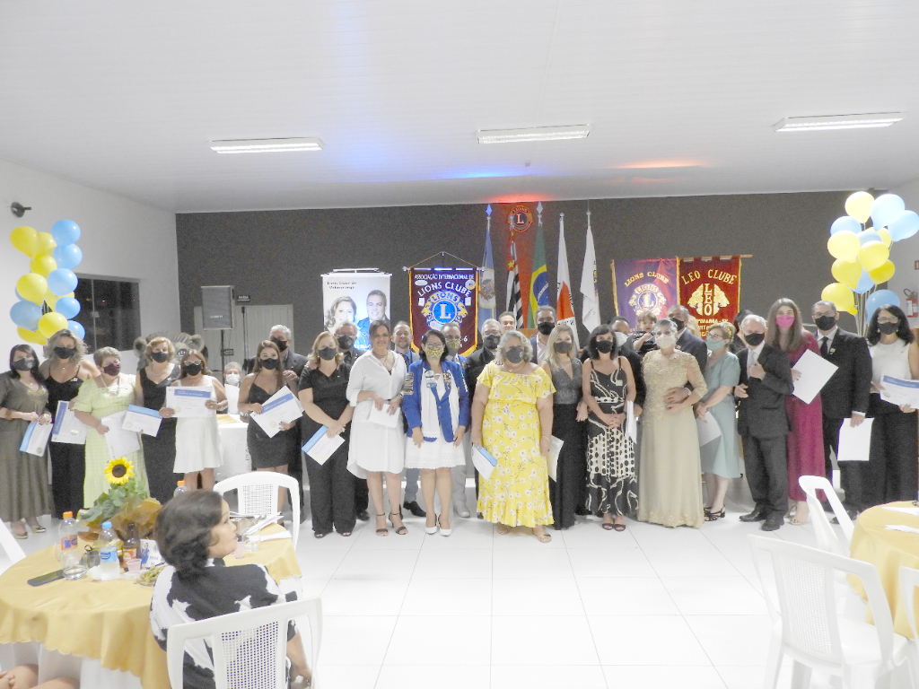 A última sexta-feira, 29, foi noite de festiva no Lions Clube de Votuporanga. A presidente do clube Sirlei Zanelato e seu marido Jesimar Zqanelato recepcionou autoridades políticas, sócios e convidados em geral para uma festiva especial em que recebeu a visita do governador distrital LC6 Glauber Gomes da Silva e sua esposa Alessandra. Na pauta da noite o clube também deu posse a novos 15 associados, a 6 sócios que reintegraram ao clube novamente e fizeram a doação oficial de 2 cadeiras de rodas ao Lar Viver Bem, representado por sua presidente Lia Marques. A noite foi bastante movimentada no Lions Votuporanga e a alegria foi contagiante entre os presentes que estavam muito felizes com os acontecimentos da noite. O prefeito Jorge Seba e sua esposa Rose prestigiaram a reunião bem como demais autoridades da comunidade. Parabéns ao casal anfitrião Sirlei e Jesimar, eles conduziram com maestria a festiva especial do Lions Clube Votuporanga e estão deixando sua marca na presidência do clube. 