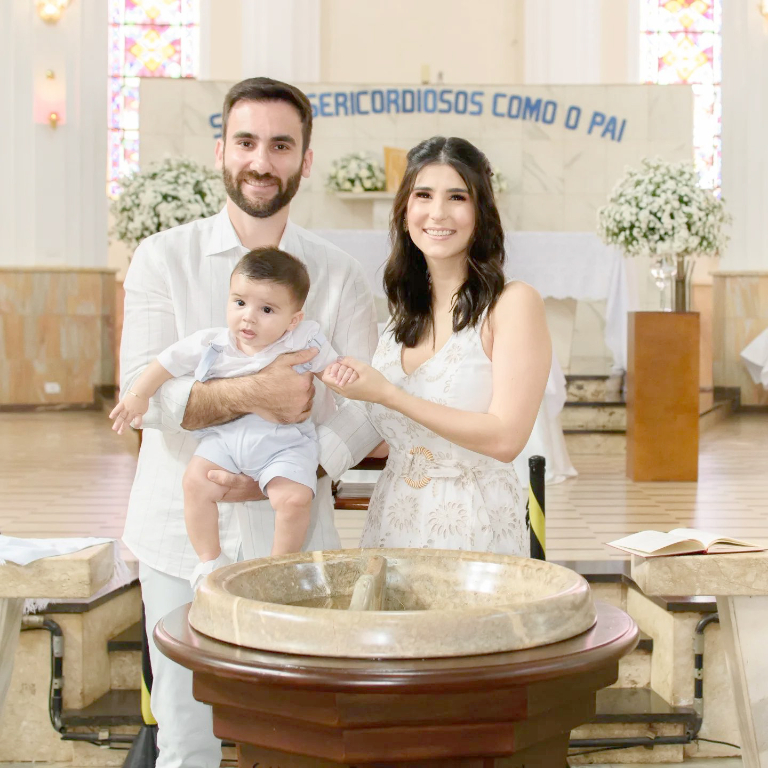 Caio Dante Nardi e Marcela Amendola Scamatti escolheram a Catedral Nossa Senhora Aparecida para realizar o batizado do pequeno Davi. Na presença dos padrinhos e familiares do casal, Davi iniciou sua caminhada em direção à bênção eterna de Deus. Que nosso bom DEUS abençoe a vida deste anjinho chamado Davi, lhe proteja e conceda uma infância abençoada com muito amor e alegrias