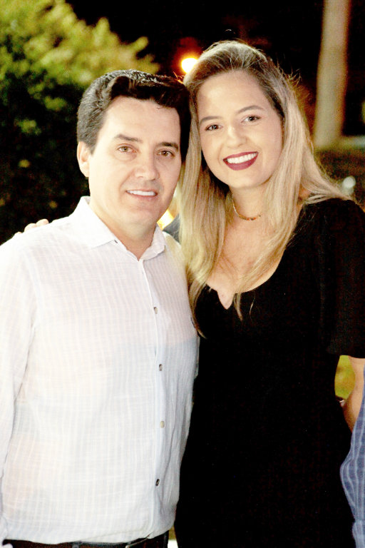 O vice-prefeito Leandro e sua esposa Beatriz prestigiando a noite iluminada de nossa querida cidade vizinha Álvares Florence e a chegada do Papai Noel para completar a alegria da criançada da cidade