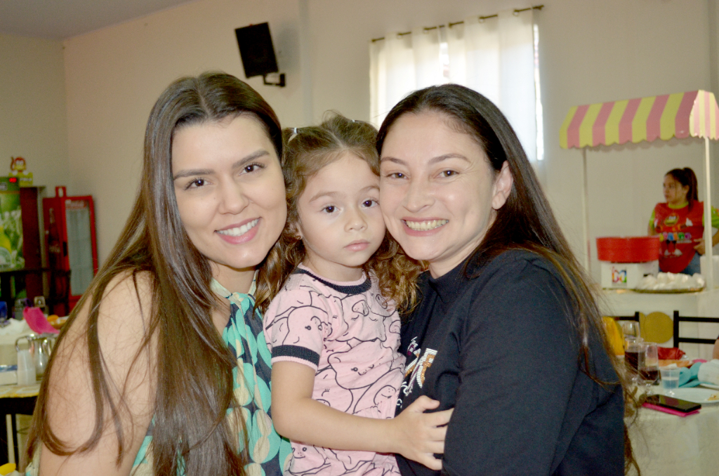 Cynthia, a pequena Letícia e a mamãe Angela esbanjando alegria na festa de comemoração dos 10 anos da Clínica Protege Vacinas e Cuidados