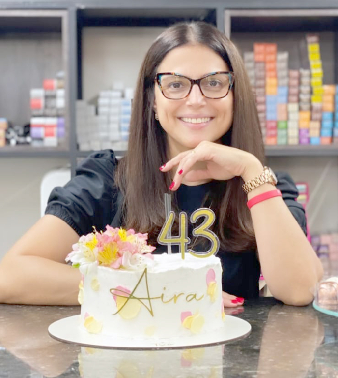 Quem ainda comemora o seu aniversário é Ayra Branco e ontem foi dia de cantar “parabéns a você” para ela, dessa vez no salão MININAS junto a sua equipe de colaboradores e com direito ao bolo da Chocolateria da Isa. Pensa numa delícia. Parabéns a aniversariante, felicidades para o próximo ciclo de vida e todos os outros