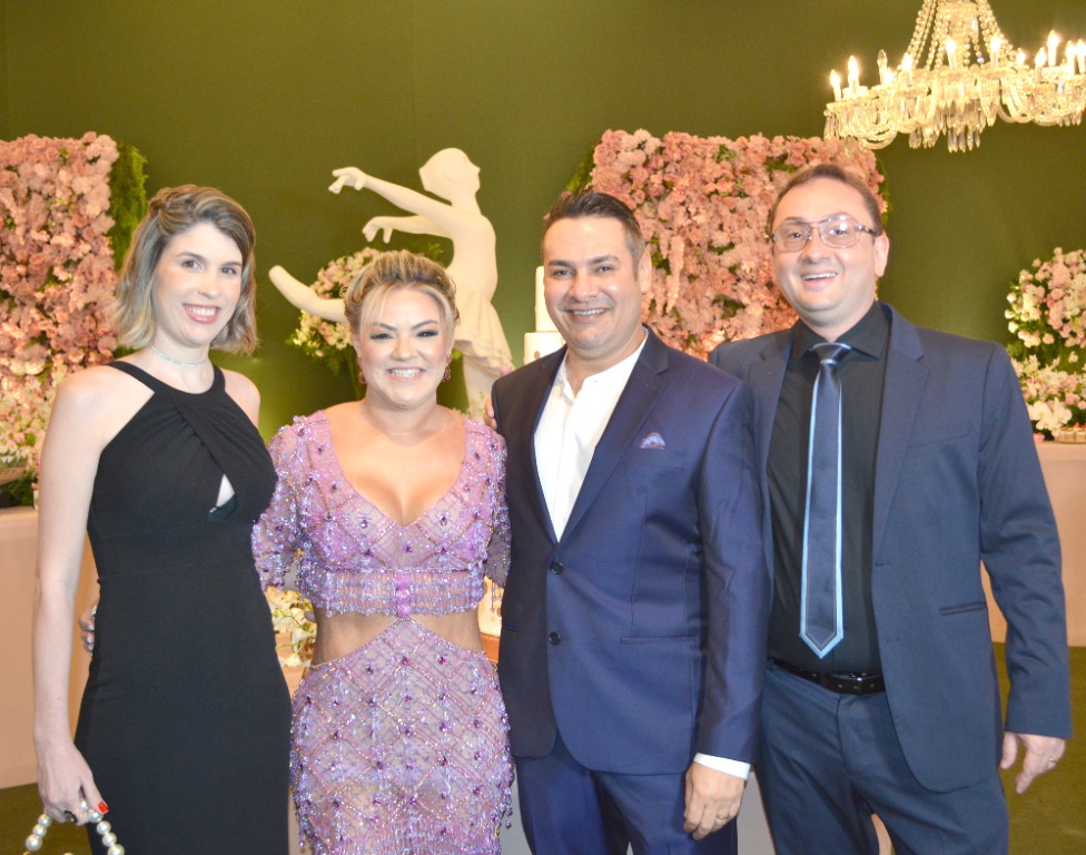 O advogado dr. Douglas Teodoro Fontes e sua esposa Marianinha, juntos da aniversariante do último sábado, Rosana Miranda, e seu marido Tércio Miranda. A noite reuniu grandes nomes do mundo country para celebrar o aniversário de Rosana 