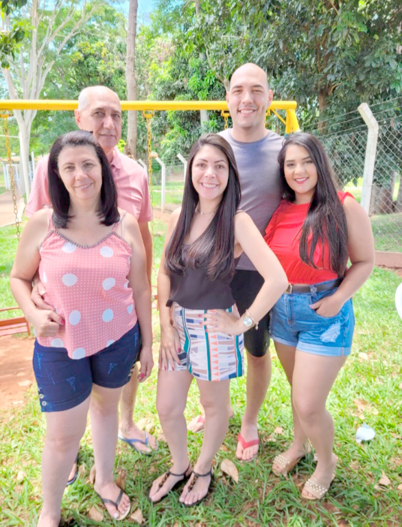 Um registro especial deste momento em família do vereador Valdecir Lio, juntamente à sua “prole”. Na foto, Lio e sua esposa Lúcia Lio, mais os filhos Vítor e Aline e sua nora, a advogada Lorena Campos 