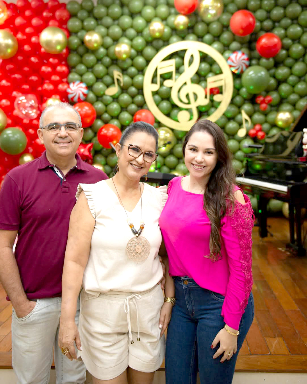 Hoje o dia é de festa para a talentosa e dedicada professora de piano, Claudia Helena Zanfolin Souto Dutra, que celebra mais um ano de vida. Esta data especial será marcada por muitas comemorações e votos de felicidades para a aniversariante, que  recebe o carinho especial de seu marido, César, e de sua filha, Amanda, que a cercam de amor nesta ocasião. Parabéns, Claudia! Que a felicidade por mais um ano de vida preencha seu coração de gratidão e alegria, celebrando o milagre da vida!