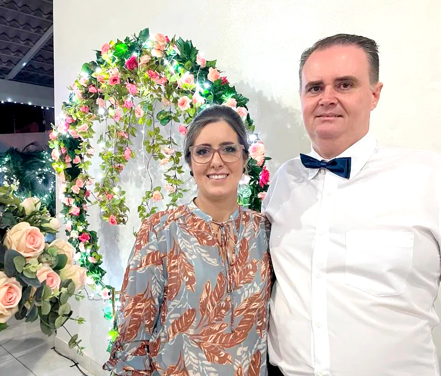 A quarta-feira hoje é especial para Andréia Ortim Simonato, que vira mais uma página de vida e comemora a data ao lado de sua família, amigos e de seu esposo Alessandro Simonato, de quem recebe o carinho especial pela data. Felicidades, Andréia, desejamos muitas conquistas nesta nova etapa da vida. Feliz aniversário!