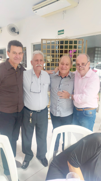 Os amigos Alcides Santos, Adelino Ferrari, Eduardo Leite e Joãozinho, reunidos na peixada realizada no último sábado lá pelos lados do Lions Clube Votuporanga 