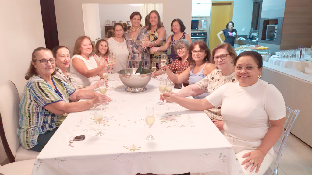  No último dia 21 de abril, Delma Lesse comemorou mais um ano de vida e para brindar essa alegria ela reuniu em sua casa, no residencial Vila Lobos, as amigas da Sociedade Italiana para celebrar o dom da vida. Uma tarde foi pouco para colocar em dia todos os assuntos dessas lindas mulheres. Começando da esquerda para a direita são elas, Célia Bereta, Ivone Belone, Sílvia Cavalin, Paula Vasquez, a aniversariante Delma Lesse, Bernadete Bernadeli, Neusa Ferreira, Helena Massoca, Maria Araldi, Toninha Polaquini, Gilda Rodrigues e Irene. O serviço de Buffet foi servido por Clê e sua irmã e no cardápio, uma mesa farta de frios como entrada e após foi servido um delicioso risoto de filé mignon. As amigas amaram o encontro e clamam por mais tardes assim