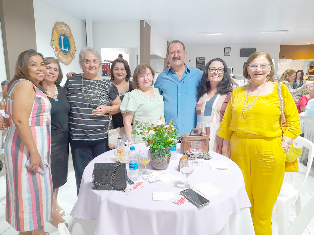 Maria Elena, Terezinha, Zoraide Isaura, Neide, Antonio Carlos, Doraíde e Maria Júlia saboreando e curtindo o jantar dançante realizado pelo Lions Clube de Votuporanga, onde foi servido uma deliciosa peixada