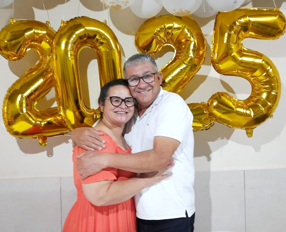 Isaac Ferreira e Cleuza Valeriano comemoram com muita alegria nesta semana 35 anos de união, celebrando suas Bodas de Coral! São 35 anos de amor, cumplicidade e construção de uma linda história juntos. Recebem os cumprimentos carinhosos de familiares, amigos e, em especial, da equipe de colaboradores do Supermercado Porecatu, onde Isaac atua com dedicação como gerente da loja da Avenida Brasil. Que Deus abençoe essa união, e que essa parceria continue repleta de amor, saúde e muitas bênçãos!