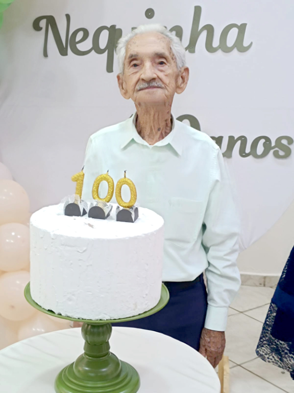 No último dia 15 de janeiro, a família do Sr. Manoel Theodoro dos Santos, carinhosamente conhecido por todos como "Nequinha", teve o privilégio de celebrar com alegria e gratidão seus 100 anos de vida! Rodeado de familiares e amigos, ele foi homenageado em uma linda festa no Buffet Canto do Encanto, onde recebeu muitas felicitações e demonstrações de carinho. Com um coração cheio de felicidade, Nequinha agradeceu a Deus por tantas bênçãos e por todos que marcaram presença nesse momento tão especial.
Parabéns, Nequinha! Que a vida continue lhe presenteando com saúde e muitos momentos de alegria! 
