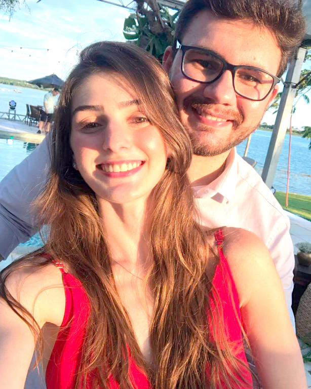 João Victor Vilalva e Marcela Vayego Lourenço, atualizando a foto de sua rede social e comemorando 2 anos de namoro, amor e parceria. Parabéns ao belo casal, que o amor e a vida sejam motivos permanentes de celebração na vida dos dois