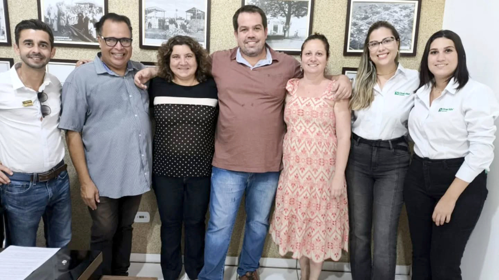 O prefeito Luís Paulo Bednarski da cidade de Cardoso, juntamente com a vice-prefeita Mônica Garcia e a primeira-dama, Francine, recebeu em seu gabinete, no último dia 15, a equipe da Oral Sin de Votuporanga para um bate-papo muito produtivo. Na pauta, o assunto foi a troca de ideias e iniciativas voltadas à saúde bucal e a importância de oferecer acesso a tratamentos odontológicos de qualidade para a população de Cardoso e região.
Em suas redes sociais, o prefeito Luis Paulo agradeceu à equipe da Oral Sin pela visita e pela troca de ideias, que certamente contribuirão para fortalecer parcerias e promover melhorias na saúde e bem-estar dos nossos cidadãos. Estamos sempre abertos a diálogos como este, que visam o desenvolvimento da nossa cidade e o cuidado com as pessoas.
