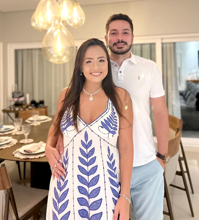 Sextou, com festa hoje para a bela e encantadora Bruna Rodolfo Cucarolla, que comemora seu aniversário neste 17 de janeiro. Bruna que se casou recentemente irá desfrutar seu primeiro aniversário casada, e cercada pelo carinho de sua família, amigos e especialmente pelo amor de seu marido, Daniel Cucarolla, que a encherá de mimos e afeto. Parabéns, Bruna, que seu dia seja tão especial quanto você e que este novo ciclo seja repleto de alegrias, saúde e conquistas, e que a felicidade continue a iluminar seus caminhos. 