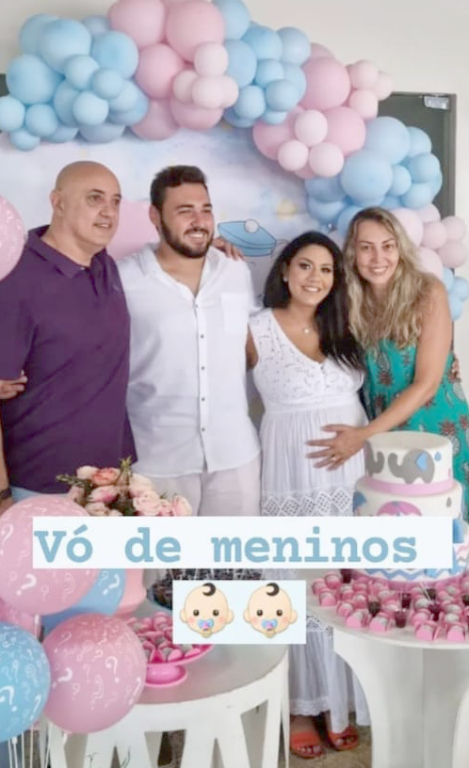 O cantor sertanejo Gustavo Sanches está explodindo de felicidade. É que neste final de semana Gustavo e Juliana realizaram o chá revelação e descobriram que serão pais de dois meninos. Isso mesmo, os gêmeos Gabriel e Mateus estão chegando para multiplicar o amor do casal e transbordar de felicidade e gratidão o coração de toda a família, principalmente dos avós paternos Samir Mustafá e Fabiana, que não se cabem de tanta felicidade. Parabéns pelos meninos e que venham com muita saúde!!!