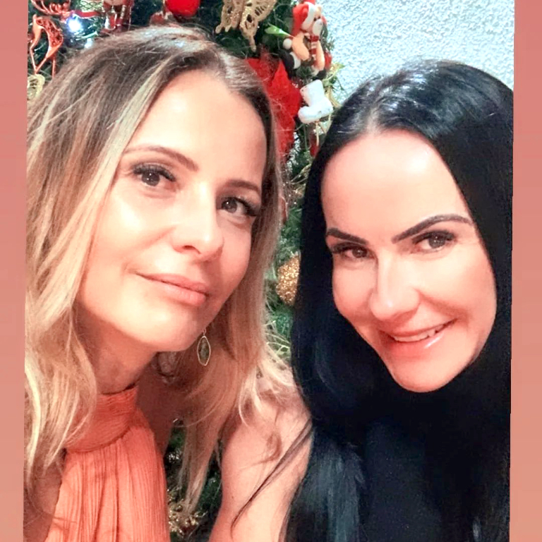 As belas irmãs gêmeas Amanda Castrequini e Juliana Castrequini Marão dão início hoje a um novo ciclo de vida e recebem os calorosos cumprimentos de seus amigos e familiares. A data será celebrada e compartilhada especialmente com as famílias das aniversariantes que comemoram com muita alegria mais um ano de vida de Amanda e Juliana. Feliz aniversário e muitas felicidades para as aniversariantes. Que vocês guardem deste dia especial as melhores lembranças e que o novo ciclo seja leve, abençoado e feliz!!! Felicidades para os próximos 365 dias que virão!