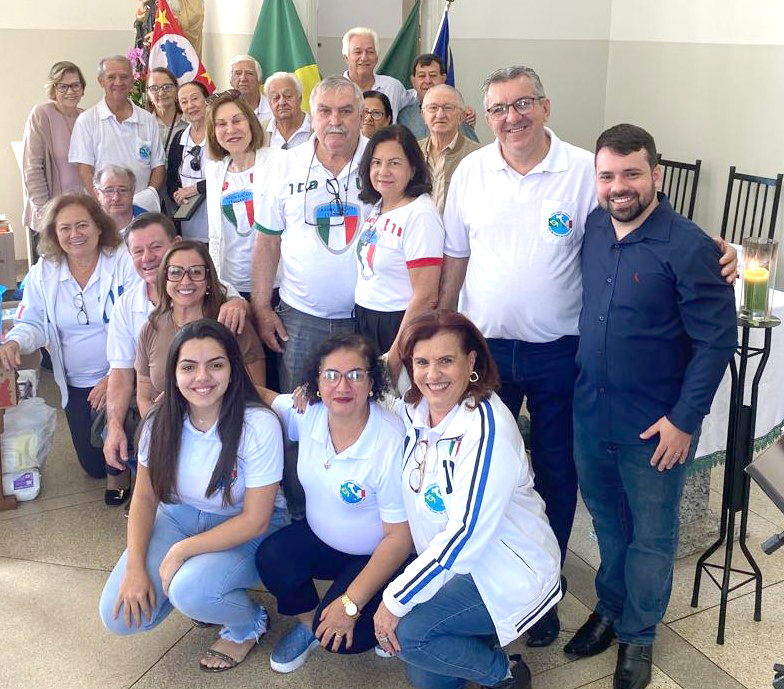 Associação Italiana celebra o Dia da Itália com Solidariedade e Confraternização
No último domingo, dia 1º de maio, os associados da Sociedade Italiana de Votuporanga, que tem como presidente Bernadete Bernadeli, se reuniram em uma emocionante celebração para comemorar o Dia da Itália. A ocasião foi marcada por momentos de união, solidariedade e confraternização, refletindo os valores e tradições que unem a comunidade italiana. A programação teve início com uma comovente missa na Capela do Asilo São Vicente de Paulo, onde os presentes puderam expressar sua devoção e gratidão. Durante a cerimônia, a Sociedade Italiana fez importantes doações às entidades locais, demonstrando seu compromisso com o bem-estar da comunidade e sua contribuição para causas sociais.
Logo após a missa, os participantes seguiram para um animado almoço de confraternização no Lanchopão, onde compartilharam histórias, risadas e saborearam deliciosas iguarias da culinária italiana. O ambiente festivo foi permeado pela alegria e pelo espírito de camaradagem, fortalecendo os laços entre os membros da colônia e celebrando a rica herança cultural italiana.
