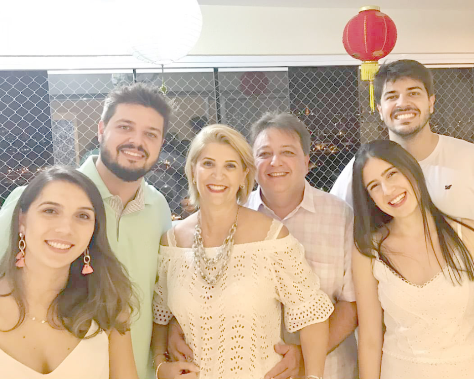 Os parabéns de hoje vão para Claudia Arado Anzai, que completa idade nova nesta data. A feliz aniversariante recebe os cumprimentos de amigos e familiares e o carinho especial de seu esposo Carlos Anzai. Parabéns!