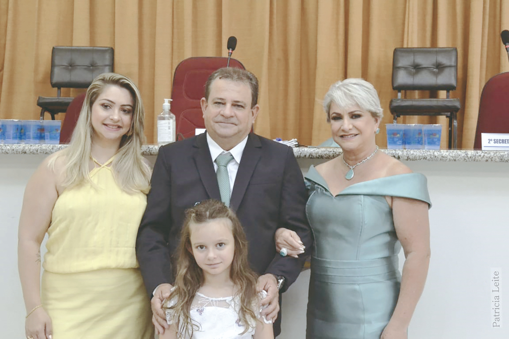 Adilson Leite, prefeito de Álvares Florence, celebra o dom da vida hoje e desfruta dessa alegria ao lado de sua mulher Neusa, da filha Bruna Leite e sua netinha Maria Cecília. A data será marcada com felicitações também de amigos e demais familiares. Parabéns ao nosso amigo e prefeito da cidade vizinha, que Deus lhe cubra com as mais ricas bênçãos, lhe dando muita saúde, paz e sucesso em sua caminhada!!! 