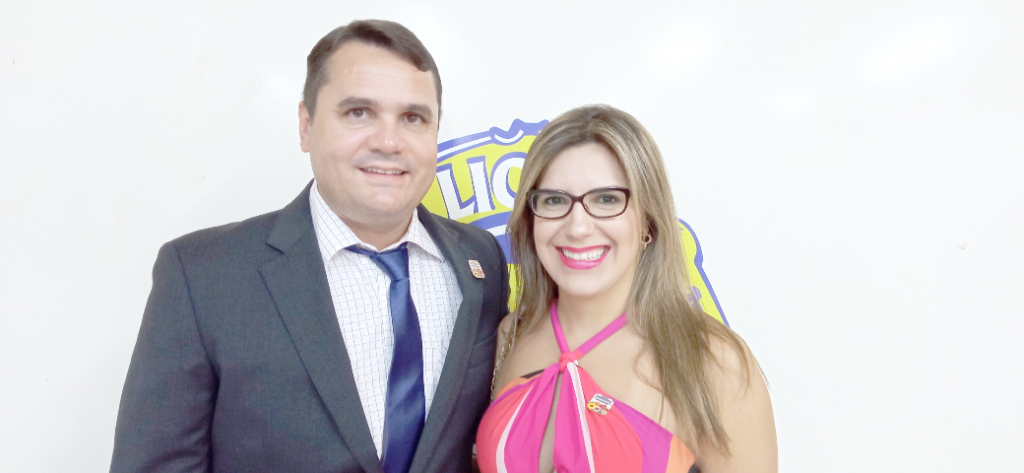 O casal João Franco e Dra. Gabriela Franco em noite festiva do Lions