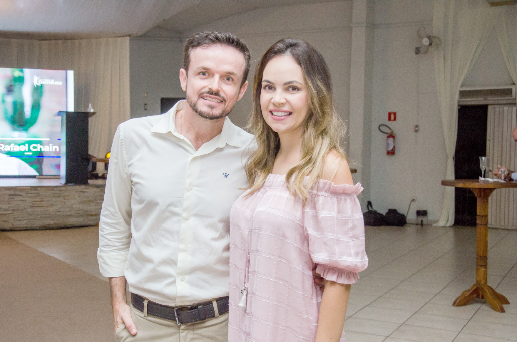 O casal Gustavo Capela e Giovana em noite festiva