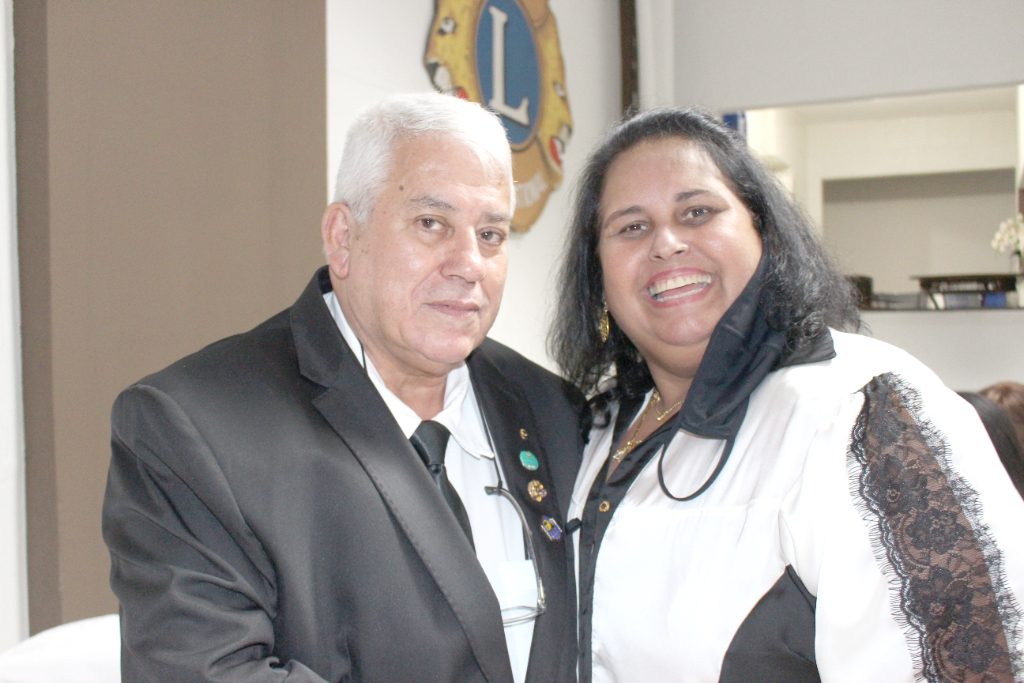 O médico veterinário Álvaro Rosa Peixoto e sua sorridente esposa Cleusa, em noite festiva no Lions Clube Votuporanga