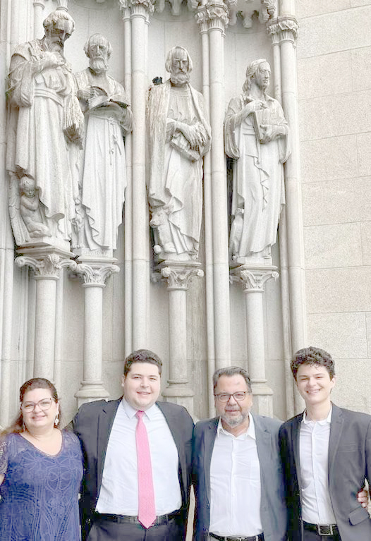 Os parabéns de hoje são dedicados a André Pignatari, que conclui sua faculdade de Direito pela Faculdade São Francisco USP/São Paulo. A missa de formatura foi na Catedral da Sé em São Paulo e a família do futuro advogado aproveitou a bela arquitetura da igreja para esse lindo registro fotográfico. Na foto, temos: Nínive Pignatari, o bacharel em direito André Pignatari, seu pai, André Pignatari, e seu irmão, o cantor Marco Muzi. Parabéns André por esta importante conquista alcançada  