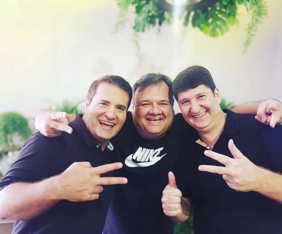 Neto Ferrari é o feliz aniversariante de hoje e celebra a data cercado pelo carinho de seus amigos e familiares. Parabéns e que a alegria deste dia lhe traga muita gratidão pelo dom da vida. Na foto, Neto Ferrari entre os irmãos Juninho e Carlinhos Marão.   