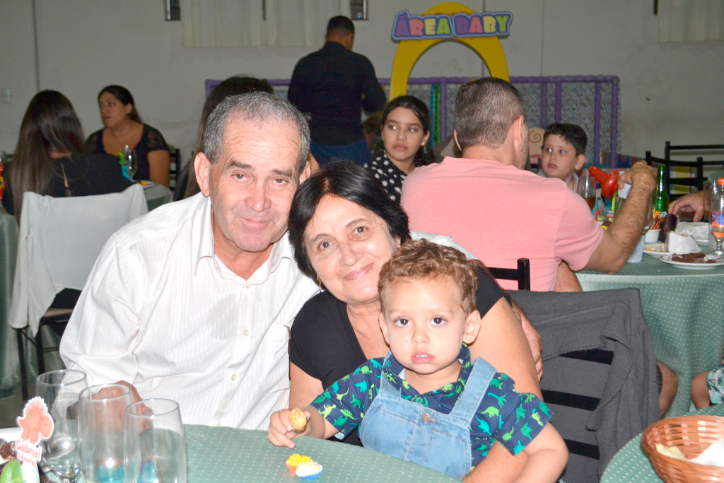 A quarta-feira ontem, foi especial para Madalena Rissi, que completou mais um ano de vida neste dia 18 e recebe os parabéns e carinho de toda sua família. Os amigos e familiares também desejam muitas felicidades e toda sorte de bênçãos para a feliz aniversariante 