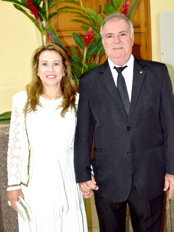 Elen Cristina Cestaro Munhóz, foi a feliz aniversariante do último domingo (29), dia em que completou mais um ano de vida ao lado de seu amado marido, Osvaldinho Luíz Munhóz. Os parabéns a você vieram de seus amigos do Rotary Club Votuporanga e de seus familiares que celebraram a vida de Elen. Felicidades pelo novo capítulo de vida, que nele seja registrado apenas palavras de vida, saúde e alegria.