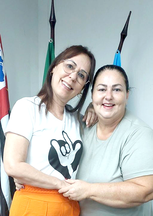 Lilian Remanaschi e Paula Rossini, em um registro especial para marcar o final do Curso de Libras, ministrado pela professora Lilian, resultante de uma parceria entre Senac Votuporanga e CTMO. Paula sempre em busca do melhor para seus clientes, participou do curso para ter um pouco de conhecimento na linguagem de libras, e olha que ela super aprovou a iniciativa.