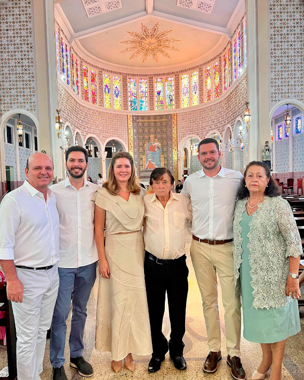 O biomédico Vladimir Menezes Alves e sua esposa Susane Guerra e demais familiares encontram-se em festa comemorando a formatura em medicina de seu filho Eduardo Menezes, que está colando grau e concluiu seu curso de medicina pela Faculdade de Medicina São Leopoldo Mandic, em Campinas. A família se uniu ao formando para compartilhar essa grande alegria e conquista do agora médico dr. Eduardo Menezes. Na foto um registro do formando junto de seus familiares. Parabéns dr. Eduardo, que DEUS o abençoe nessa linda missão de salvar vidas