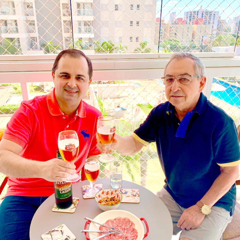 Darci Pereira de Moura começa a semana brindando mais um ano de vida que ele comemora na próxima segunda-feira (23). Seu filho Leandro (com ele na foto) puxa a fila dos cumprimentos e homenagens dedicadas ao feliz aniversariante. Parabéns, que este aniversário seja especial e dê início a um ano de vida maravilhoso