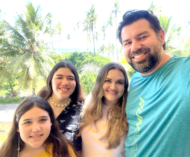 Uma selfie de respeito hoje para registrar o aniversário do empresário votuporanguense Fábio Peviato, diretor presidente da Construtora Previato, que celebra mais um ano de vida hoje e ganha os abraços calorosos de seus amigos e familiares, além de todo o amor e carinho de sua esposa Cristina Santos Previato e de suas filhas, com ele na foto. Parabéns Fábio, que esse dia iluminado seja apenas o começo de um novo ciclo, feliz abençoado e de muita paz na sua vida