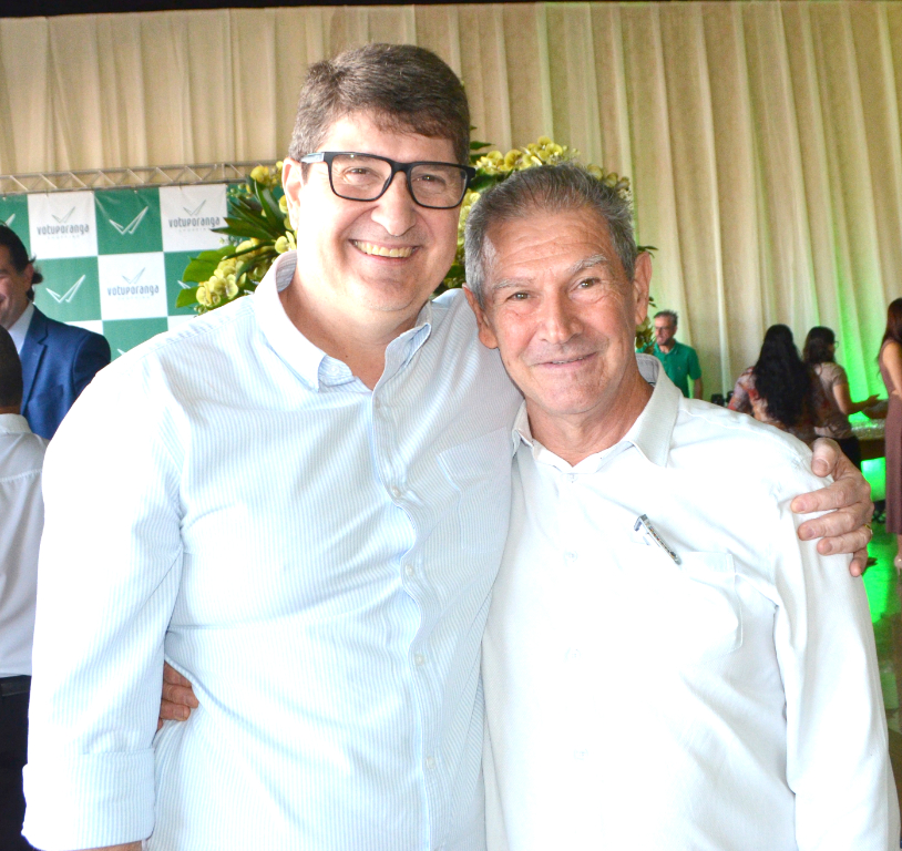 Hoje, 22 de janeiro, é dia de celebrar a vida de José Wilson Nunes da Silva, bancário aposentado do Banco do Brasil e dedicado maestro do Coral Castelo Forte da Assembleia de Deus. Homem de fé, sensibilidade e amor à música, ele comemora mais um ano de vida envolto pelo carinho de sua esposa Cleuza Nunes, dos filhos Yeda e Rodolfo, além de familiares e muitos amigos. Com o coração grato, José Wilson louva a Deus por mais um ciclo que se inicia, celebrando o dom precioso da vida. Parabéns! Que o novo ano venha carregado de saúde, alegria, paz e incontáveis momentos abençoados.Na foto o aniversariante ao lado do amigo Junior Marão.