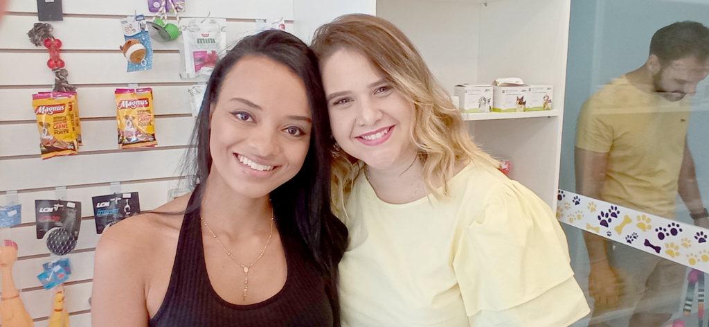 Bia Marques e sua amiga Ayra em manhã de inauguração das novas instalações da Clínica Veterinária Marques, à qual Bia já atua auxiliando seu irmão o médico veterinário André Marques