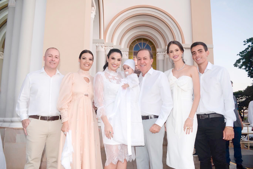 O empresário Roberto Beleza e sua esposa Daiany no batizado de sua filhinha Helena com os padrinhos Marcos Paulo Mazza e Samantha Mello mais os padrinhos de consagração Valtinho Beleza e Ane Caroline