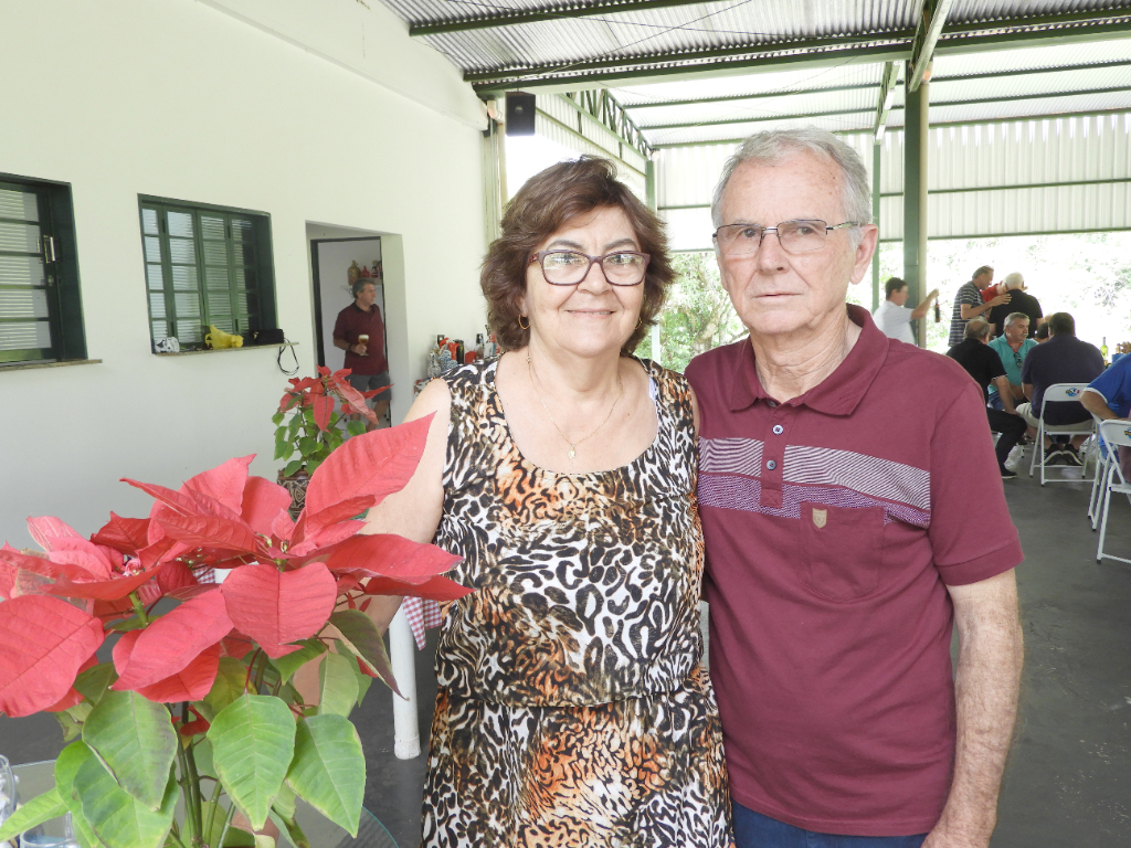 Diorandi Araldi é o feliz aniversariante desta sexta-feira. Ele será alvo de cumprimentos de amigos, familiares e em especial da Colônia Italiana da qual é associado e participante ativo dos eventos. Na foto, ele está com a esposa Maria, que puxa a fila dos cumprimentos nesta data especial. Parabéns Diorandi!