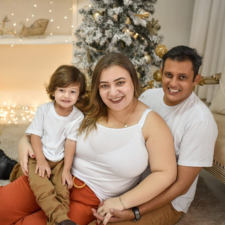 E os parabéns hoje vão para Ana Cássia Guimarães, que completa idade nova. A mamãe de João Francisco vai curtir o dia recebendo os cumprimentos de amigos e familiares e o abraço especial de seu marido Cléber Cunha. Parabéns à aniversariante, chuva de bençãos em sua vida!