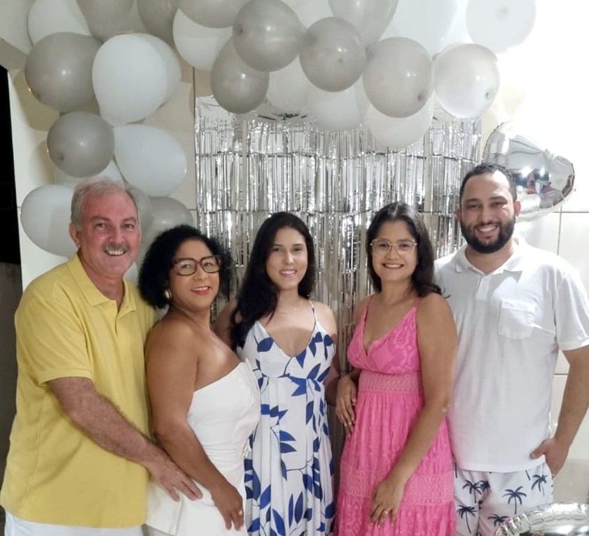 Ontem, 20 de janeiro, a esteticista Dalva, do Espaço Dalva Arado, celebrou mais um aniversário com muito amor e alegria ao lado de sua família. Recebeu os parabéns do seu esposo Odair, dos filhos Rodolfo e Dra. Beatriz, e da nora, Dra. Pamela. Com todo carinho, desejamos a ela um ano repleto de felicidade, saúde e realizações. Que o amor, a paz e as bênçãos estejam sempre presentes em sua vida. Parabéns, Dalva!