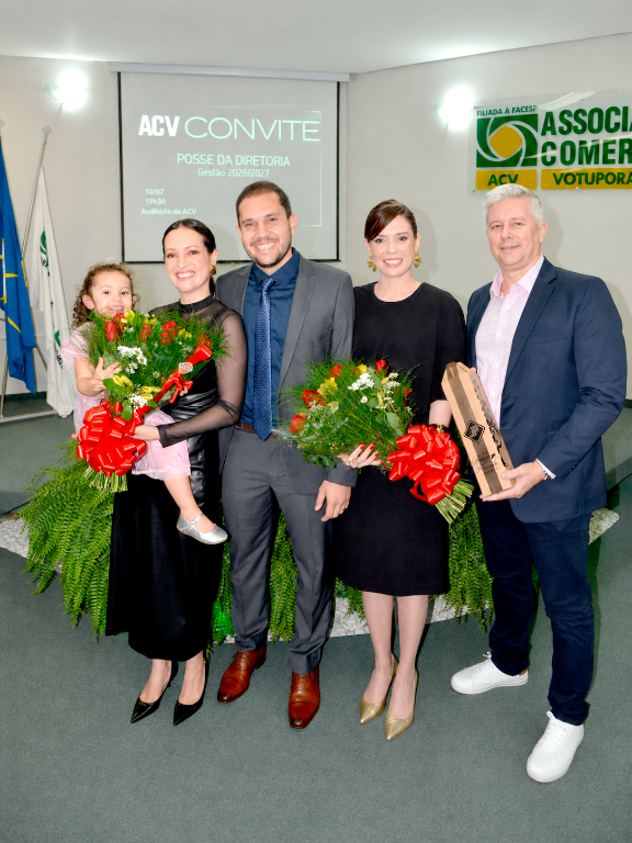 Na noite da última quinta-feira, foi realizada a cerimônia de posse da nova diretoria da ACV. Na ocasião, a então presidente Natália De Haro transmitiu oficialmente o cargo ao empresário Guilherme Sant’Anna, que assumiu a presidência da entidade para a nova gestão. A noite foi marcada por homenagens, emoção e muitos aplausos à gestão de Natália De Haro, que entrou para a história como a primeira e única mulher, em 80 anos, a presidir a Associação. Um momento especial de reconhecimento, gratidão e renovação para a entidade.
