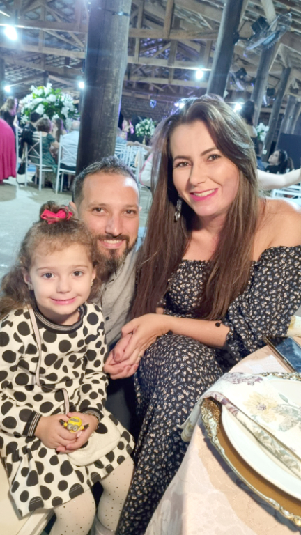 O dia de amanhã será especial para Suzane Fiorentino de Lima, que inaugura um novo ciclo de vida e recebe os parabéns do marido Rafael e da filha Loren. A feliz aniversariante celebra o dom da vida cercada pelo carinho de amigos e familiares. Parabéns Suzane, desejamos um dia feliz e abençoado, que DEUS multiplique as bênçãos e o amor para seus próximos 365 dias do novo ano de vida 