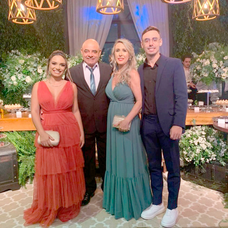 Thamires e Lucas com os pais Paula Brumato e Trope em noite chique e elegante do último sábado (2), em que a família compareceu unida e linda no casamento dos primos  