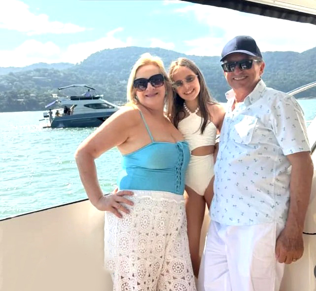 Um registro cheio de amor e alegria: Dimas Geraldo e sua esposa Nelma celebrando, ao lado da doce e radiante Luísa Beleza, seus 11 anos de vida em um cenário encantador, em alto-mar. Cercada pelo carinho da família e de amigos queridos, Luísa viveu momentos inesquecíveis, marcados por sorrisos, afeto e muita felicidade. Que essa nova fase seja iluminada