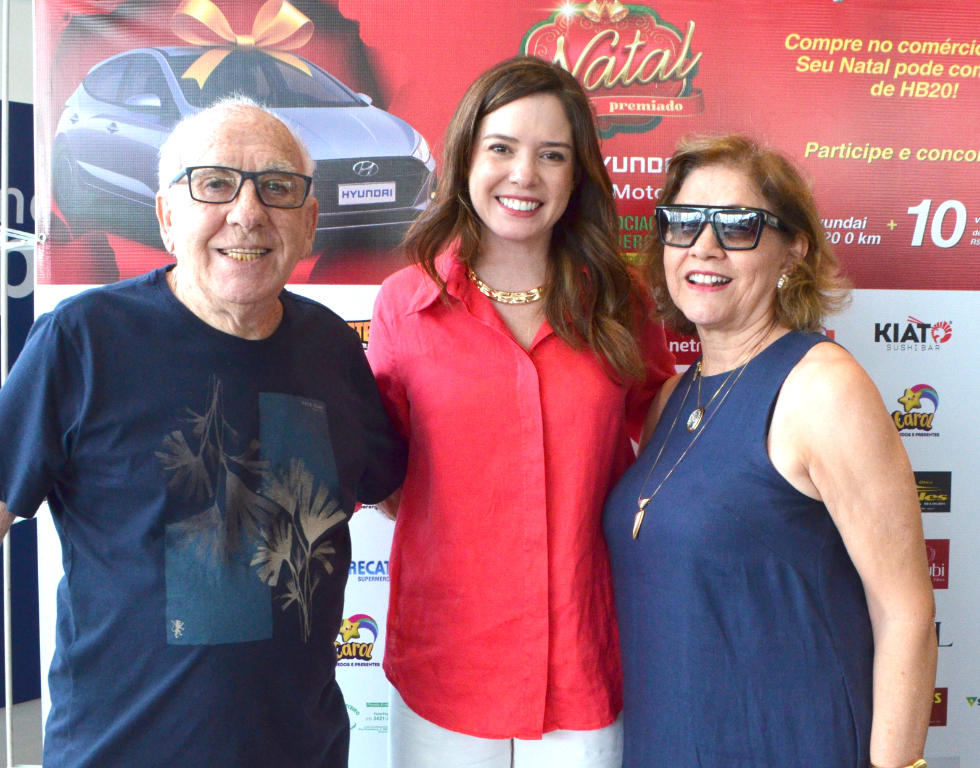 Presenças sempre marcantes nos eventos da ACV, o comerciante Sebastião De Haro e sua esposa Vera acompanham com visível orgulho a atuação da filha Natália, atual presidente da entidade. Não por acaso: Natália faz história ao se tornar a primeira mulher, em 79 anos, a assumir a presidência de uma associação tão representativa e relevante para o comércio local e regional. Um feito que enche a família de admiração e reforça a força da nova geração no associativismo.