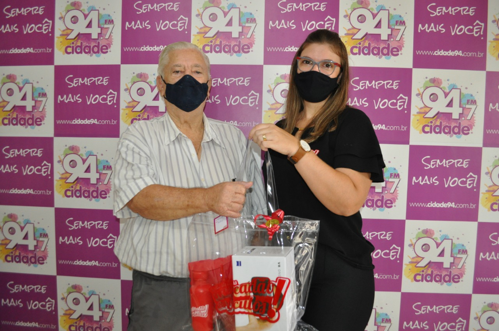 Recebemos a visita do ganhador de um brinde do Mercadão dos Óculos, o senhor Antônio Betim, e a proprietária da rede de lojas que ganhou a região, Natália Assad, na manhã de ontem.
Antonio Betim é ouvinte da rádio Cidade FM e foi a propaganda que escutou na programação sobre o Mercadão dos Óculos que fez ele decidir comprar seus óculos com as vendedoras da loja. Isso após ser cliente de outra loja por mais de 50 anos.
Ele disse que ficou muito feliz com atendimento que recebeu, acrescentando que as vendedoras são super simpáticas e que está muito contente com os óculos novos.
Betim ganhou um kit exclusivo de produtos da loja e mais um óculos de realidade virtual para curtir com toda a sua família.
A proprietária Natália deu uma entrevista à Rádio Cidade FM, em que contou todas as novidades e promoções que estão chegando! Inclusive, a loja fica aberta hoje das 9h até as 17h.
