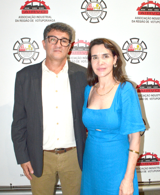 O início da semana será marcado por celebração e afeto para Gilmara Inocêncio Oliveira, que comemora mais um aniversário dia 26 de janeiro, na próxima segunda-feira. Rodeada pelo carinho de familiares e amigos e juntinho do marido, Silvano Oliveira, e dos filhos, Isabela e Diego, ela vive esse momento especial com amor, gratidão e muitas razões para agradecer. Parabéns, Gilmara! Que este novo ano de vida seja iluminado por bênçãos, felicidade e inúmeras conquistas, com muitos motivos para celebrar cada realização.