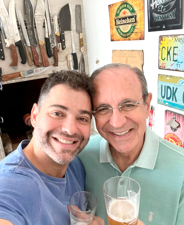 Esta segunda-feira (26) começa em clima de celebração para o engenheiro Dr. Antônio Carlos Frederico, que brinda mais um ano de vida cercado pelo carinho da família. Ao lado da esposa, Dra. Rosemary Frederico, dos filhos Júnior Frederico e Lígia, e da nora, Dra. Josi, ele comemora esse momento especial com gratidão e alegria. Parabéns, Dr. Antônio Carlos! Que o novo ano seja marcado por leveza, saúde e muitas boas surpresas, com um ciclo repleto de bênçãos e realizações. Na foto, Dr. Frederico e seu filho, o dentista Júnior Frederico.